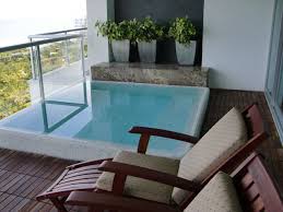 Growing increasingly in popularity, this style of bathtub is a more luxurious option to the more standard bathtub choices on the market. Mini Pool On The Balcony Jacuzzi Outdoor Balcony Pool Balcony Decor