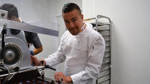 Pour assouvir vos envies de gourmandises, on a sélectionné la crème des chocolatiers de france. Vendee Sacre Meilleur Chocolatier Du Monde Il S Installe Aux Sables D Olonne La Roche Sur Yon Maville Com