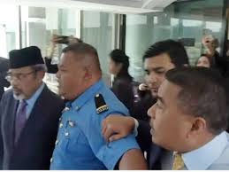 Pejabat ahli parlimen tanjong karang, no. Kecoh Wakil Rakyat Bn Bergaduh Di Lobi Parlimen