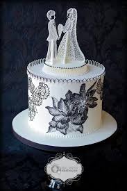 Classy Wedding Cake With An Update On A Traditional Cake Toppers Korolevskaya Glazur Na Torty Shokoladnye Ukrasheniya Korolevskaya Glazur