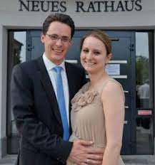 Verheiratet, 3 erwachsene kinder, arbeitskollege von indern und pinned tweet. Christian Moser Regiowiki Niederbayern