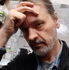 Pan Andrzej ze Rzgowa ma 70 lat i tworzy niezwykłe zegary z drewna. Swoją  pasję odkrył już na emeryturze. Przeszedł zawał i szukał zajęcia, żeby  pozostać aktywnym. W garażu miał stare maszyny