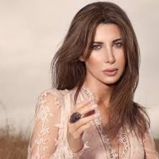 تشتهر بألبوماتها وأغانيها المصورة التي مثلت شكلا جديدا في إخراج الأغاني، شكلت عجرم ثنائيا مع المخرجة اللبنانية نادين لبكي. Nancy Ajram Fan Club Nancyajramfc Twitter