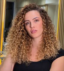 VOCÊ TERIA CORAGEM DE CLAREAR ESSE CABELO? Mechas antigas, progressiva  feita em casa e o pedido: “quero ficar bem loira”. Aqui é técnica, não  mágica. Confia no processo! ✨ Quer um loiro