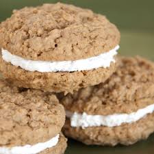 The raisin filling is our favorite part of these cookies….and of course the frosting glaze! Amish Oatmeal Whoopie Pies Debbie Cookies