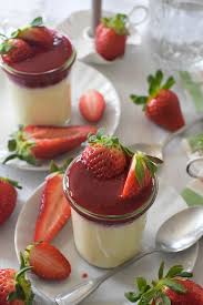 Panna Cotta Mit Himbeersauce Und Frischen Erdbeeren Home And Herbs Rezept Himbeersauce Rezepte Panna Cotta Rezept