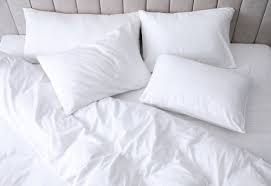 Sementara bantal dakron dengan mutu lebih rendah, seratnya agak kasar, berbentuk gumpalan, dan warnanya sedikit gelap. 10 Rekomendasi Bantal Tidur Yang Bikin Bugar Saat Bangun 2021