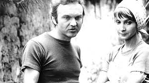 Komedie režiséra jiřího menzela o rodině, která získá s chalupou i svérázného dědu (1976). Na Samote U Lesa Na Prima Max Tv Program Programy Vice Nez 100 Televiznich Stanic
