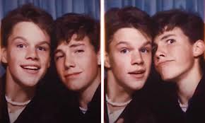 Teens Matt Damon and Ben Affleck wearing matching necklaces in a Photo  Booth : r/popculturechat