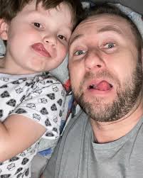 RAVI FEZ 4 E ainda parece que foi ontem que fiquei sabendo que seria pai  pela segunda vez. E não nego, desejei ser outro menino desde o início. Não  por “facilitar” a