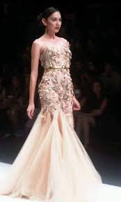 Ivan gunawan memamarkan koleksi baru (foto: Jfw 2013 Desain Ivan Gunawan Lebih Soft Okezone Lifestyle