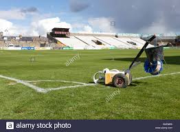 Wir bauen endlich an unserem fußballplatz weiter. Malen Die Linien Auf Dem Fussballplatz Im Dalymount Park Stadion In Dublin Irland Stockfotografie Alamy