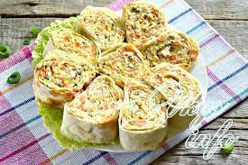лаваш с красной рыбой и плавленым сыром и огурцом Rulet Iz Lavasha S Korejskoj Morkovyu I Syrom Recept
