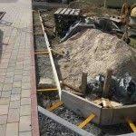Bau Einer Bruchsteinmauer Als Abgrenzung Zur Strasse Gartenbau Selber Gemacht Gartenbau Hofeinfahrt Bau