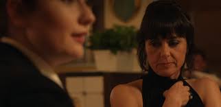 Me estoy engañando al pensar que si Debbie le hubiera dicho a Claudia que  iría al baile con Julia como amiga porque su cita la abandonó, no habría  sido un problema aparte