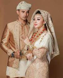 Kabupaten ini sudah ada sejak zaman hindu dahulu hingga kekuasaan islam datang dan. Prewed Adat Di Majalengka Tak Melulu Glamor 4 Seleb Ini Kenakan Busana Adat Untuk Bukan Cuma Punya Bandara Terbesar Di Jawa Barat Majalengka Punya Destinasi Wisata Alam Yang Seru