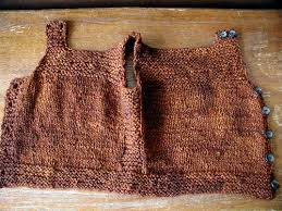 Free Pattern Pebble Henry S Cobblestone Inspired Manly Baby Vest The Thrifty Knitter