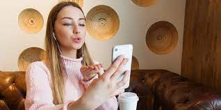 Kalau bisa, pengguna menggunakan jaringan wifi yang lebih stabil. 5 Cara Mengatasi Kamera Terbalik Video Call Whatsapp
