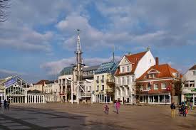 Der Marktplatz In Aurich Hier Findet Monatags Freitags Und Samstags Der Wochenmarkt Statt Zur Weihnachtszeit Ostfriesland Urlaub Urlaub Nordsee Ostfriesland
