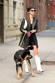Jun 01, 2021 · emily ratajkowski puts on a very leggy display in moss green skirt christine rendon for dailymail.com 6/1/2021. Emily Ratajkowski In White Boots And Black Leather Coat 02 Gotceleb