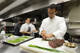Manos Expertas En La Cocina Del Condado Vanderbilt Juan Jose Cuevas Acepto El Reto De Fungir Como Chef Chef Spanish Revival Architecture Revival Architecture