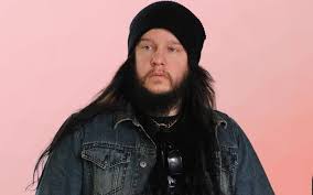 Lider i gitarzysta grupy muzycznej murderdolls, były perkusista grupy slipknot. 8kuwwbs9mtdhim