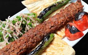 Adana kebabının servisi, tamamlayıcı unsurlar olan yeşillik, sumaklı soğan salatası ve salatayla yapılır. Meshur Adana Sofrasi Bursa Kebap Durum Izgara Ve Tava Cesitleri