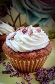 Zumindest heute kann ich noch eins von der liste kratzen. Rosen Cupcakes Mit Aprikosen Und Frischkase Topping Foodundco De Foodblog Aus Nurnberg