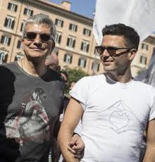 Vendola attacked by a supporter of the black bloc ! Vendola E Compagno Diventano Papa E Il Caso Si Fa Politico Rai News
