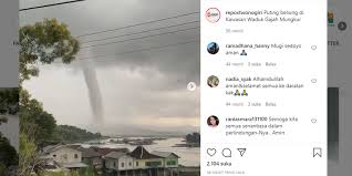 Angin puting beliung terbesar di indonesia video angin puting beliung terbesar di indonesia terbaruangin puting beliung terbesar di indonesia video angin put. Tornado Seen On Gajah Mungkur Dam In Indonesia S Central Java