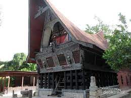 Rumah adat batak toba berdasarkan fungsinya dapat dibedakan ke dalam rumah yang digunakan untuk tempat tinggal keluarga disebut ruma, dan rumah yang digunakan sebagai tempat penyimpanan (lumbung) disebut sopo. Melihat Rumah Adat Batak Di Museum Batak Tomok