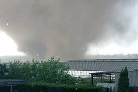 Maybe you would like to learn more about one of these? Dutzende Hauser Stark Beschadigt Tornado Wutet Bei Viersen Wetternews Wetteronline