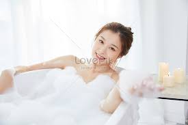 It's a great idea to decorate your bathroom for your guests around the holidays. Beautiful Lady Lying In The Bathtub And Taking A Bubble Bath Photo Image Picture Free Download 501404982 Lovepik Com