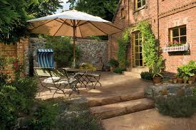 Stellfüße bei hohen aufbauten oder stark ungleichmäßigem untergrund kann man mit hilfe der stellfüße die terrasse rasch nivellieren und die richtige aufbauhöhe bestimmen. Stufen Rund Um Terrasse Und Garten