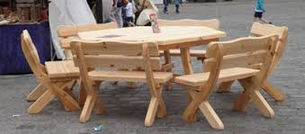 Die tollen sitzgruppen aus holz laden zum gemeinsamen essen und entspannen ein. Rustikale Gartenmobel Aus Holz Fur Ihren Garten Naturstamm Moebel De