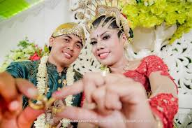 Ada juga pengantin yang saking santuy, sampai sempat rebahan di kursi pelaminan. 12 Foto Yang Membuktikan Betapa Bahagia Dan Romantisnya Berada Di Pelaminan