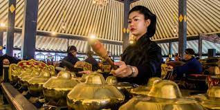 Angklung adalah alat musik yang berasal dari jawa barat ini masih banyak yang mengenalnya, alunan khas yang didapat melalui goyangan angklung menghasilkan getaran nada ganda membuatnya unik untuk didengarkan. 17 Jenis Alat Musik Khas Jawa Barat Hingga Jawa Timur Yang Unik Dan Mendunia Dream Co Id