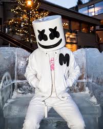 Helmnya berbentuk seperti marshmallow, yakni berbentuk kotak kubus berwarna putih, senada dengan nama yang digunakannya. Marshmello Objek Gambar Gambar