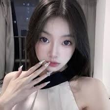 雪景中，大波浪髮型和白色吊帶上衣，自然光映襯下更顯魅力，堅毅側臉與儸馬鼻，獨特美麗。