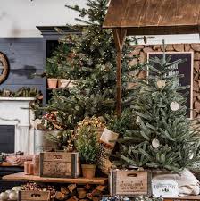 Here S How Chip And Joanna Gaines Split Baby Duties Magnolia Christmas Decor Joanna Gaines Decor Joanna Gaines Christmas