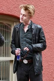Macaulay culkin war einer der bekanntesten kinderschauspieler. Macaulay Culkin S Spiral From Child Star To Drug Addict After Divorcing Parents Mirror Online
