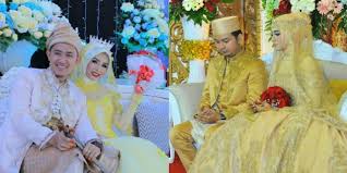 Tips memilih kebaya warna peach pesan jual baju gaun tips memilih kebaya warna peach kebaya merupakan salah satu jenis busana yang dikenakan di kala moment moment tertentu dan pada. Inspirasi Gaun Pengantin Dengan Tone Kuning Terlihat Mewah Dream Co Id
