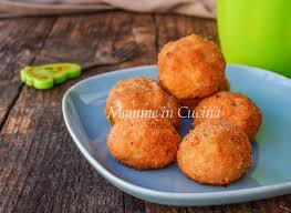 Come fare le polpette di peperoni e patate innanzitutto mettete le patate in una pentola piena di acqua fredda e cuocete per circa 40 minuti o finché non saranno ben cotte, quindi scolatele, pelatele, schiacciatele con una forchetta e lasciate intiepidire. Polpette Di Salmone E Patate Ricetta Facile Di Pesce