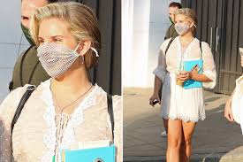 It would appear that the mask provided no barrier to the spread. Lana Del Rey Slammed For Wearing Mesh Coronavirus Face Mask To Meet And Greet Event Fr24 News English