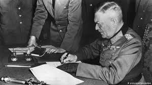 Mai 1945 kapitulierte die bereits besiegte wehrmacht. Soll Der 8 Mai Ein Feiertag Werden Deutschland Dw 03 02 2020