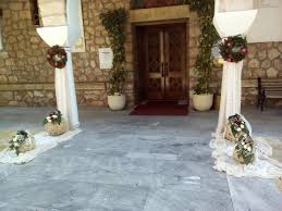 Η αψίδα της εκκλησίας στολίστηκε με λευκές παιώνιες και λευκά τριαντάφυλλα. Stolismos Gamoy Sthn Agia Marina Ekalhs Stolismos Gamoy