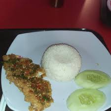 Ayam kentucky, 10 cabe rawit hijau, 10 cabe rawit merah, 3 siung bawang putih, 1 sdm penyedap rasa (masako sapi), secukupnya minyak panas. Rocket Chicken Sooko Restoran