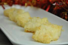 In un recipiente passate bene i bocconcini di baccalà nella farina da entrambi i lati, infine friggete in olio ben caldo. Ricetta Merluzzo Alla Livornese Le Ricette Dello Spicchio D Aglio