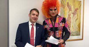 Pauli erleben 🎉 mit olivia jones & familie😍vorverkauf 2021 läuft 🤩 jetzt vorfreude sichern: Afd Nutzt Besuch Von Olivia Jones Zu Neuer Hetze Queer De