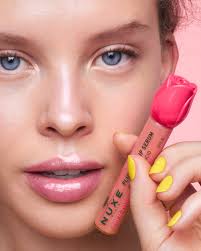 💗 Siero Labbra Rimpolpante Very Rose💗 Dona un effetto volumizzante  istantaneo e un finish gloss luminoso naturale, con un delicata  profumazione alle note di vaniglia. Le labbra sono più carnose,  incredibilmente morbide